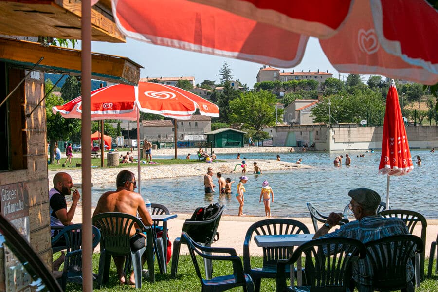 Buvette ombragée au plan d'eau